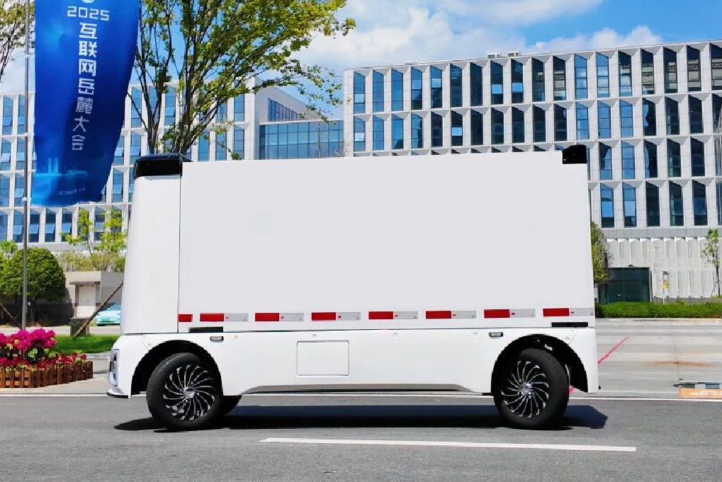 无人驾驶快递车发生事故后 责任谁来担?专家详解